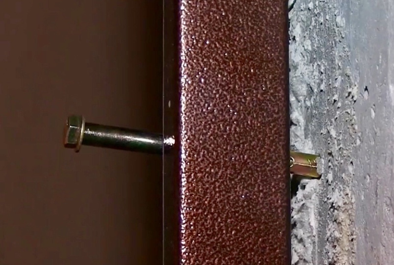 Дверная коробка с анкером в бетонной стене